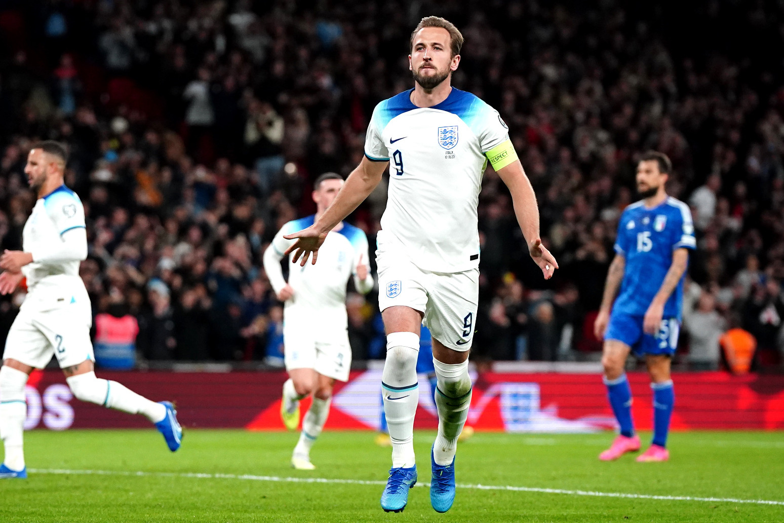 Harry Kane double helps England beat Italy to secure place at Euro 2024
