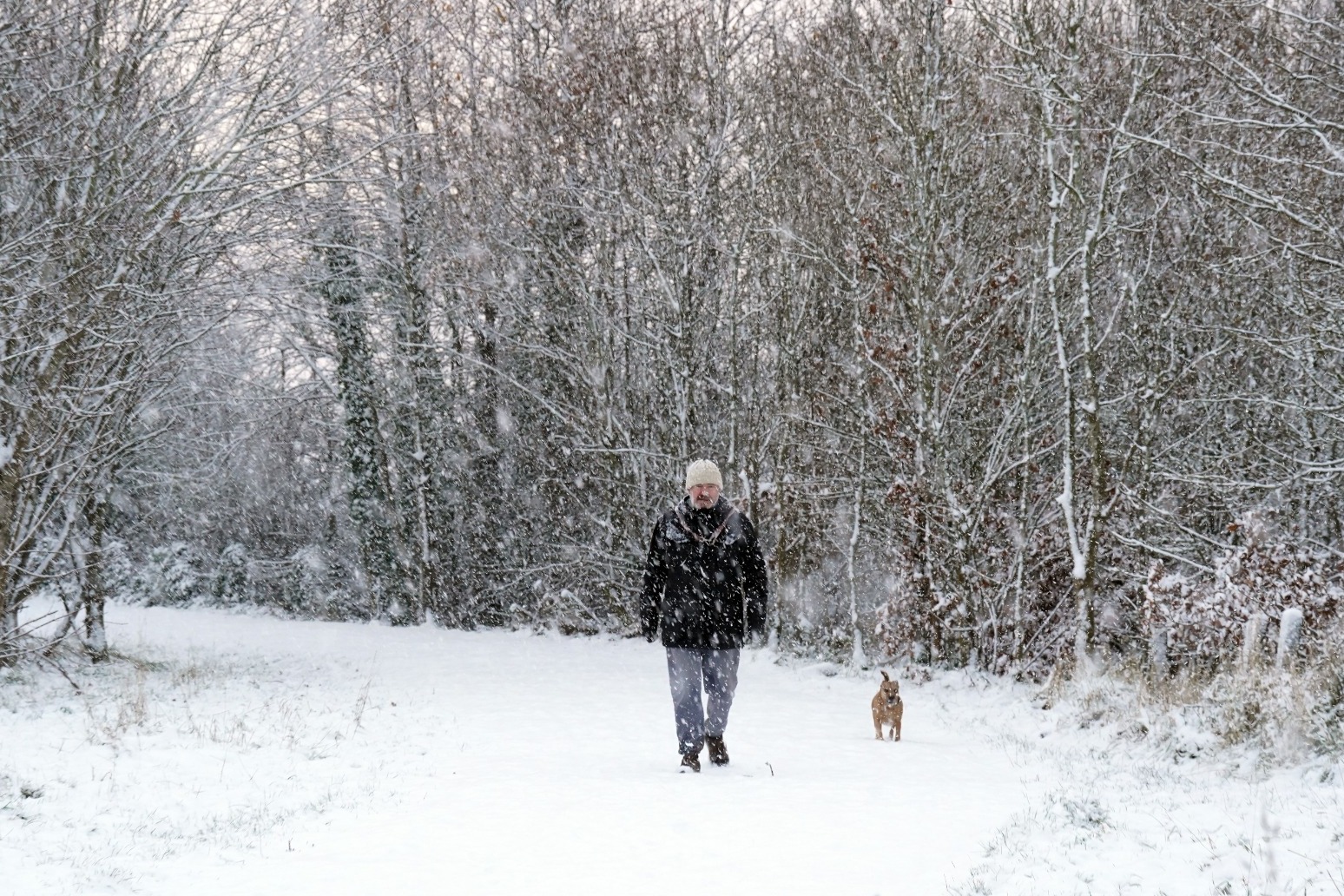 Heavy snow hits flights as temperatures plunge across UK