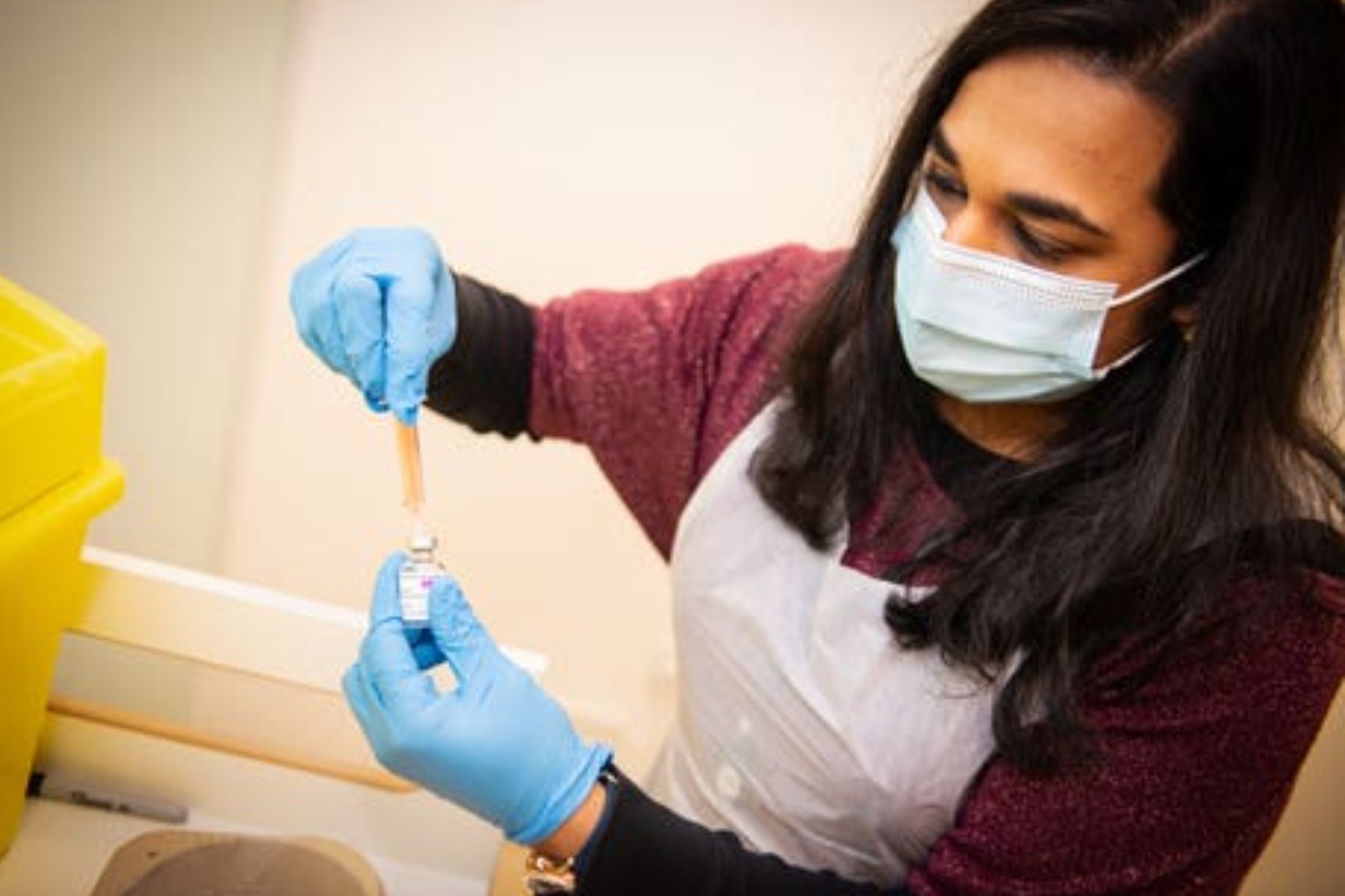 High street pharmacies to start vaccines as UK records worst day of Covid deaths