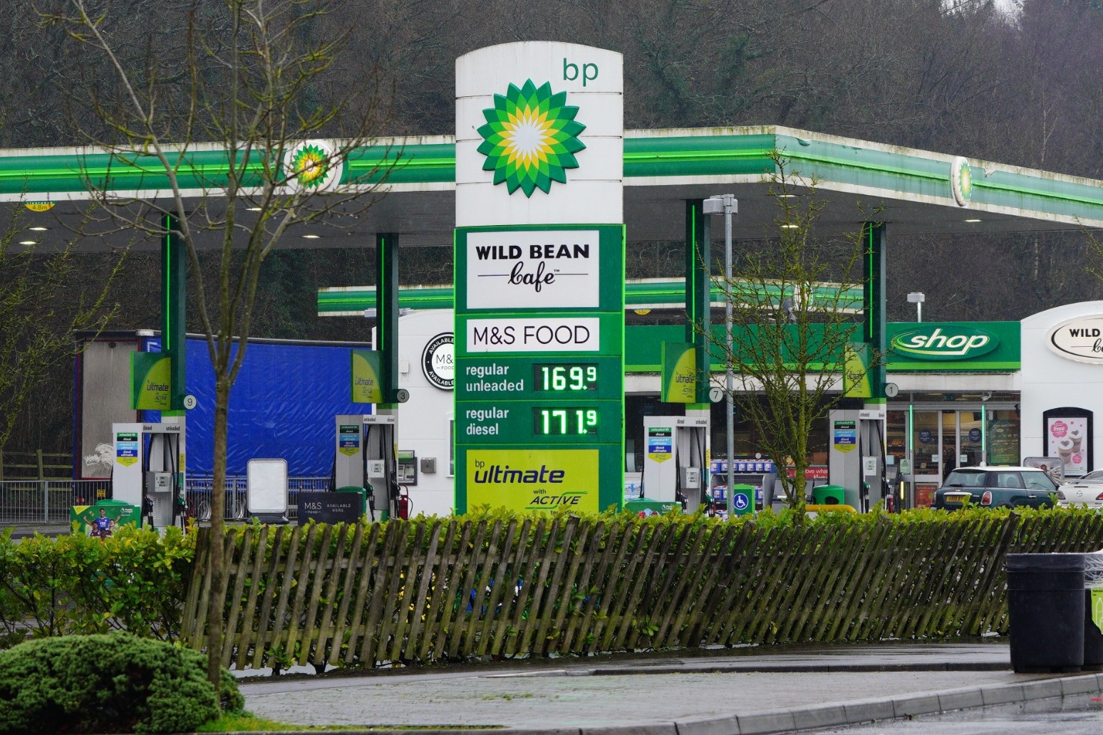 US considers import ban on Russian oil as Putin steps up shelling of Ukraine