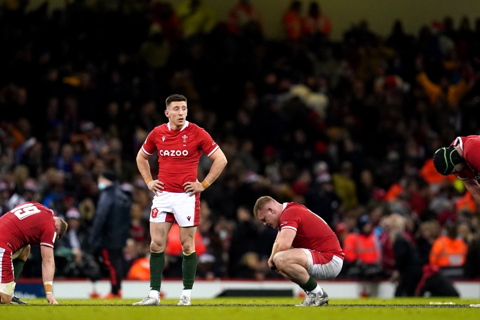 France close in on Grand Slam after battling to victory over Wales in Cardiff