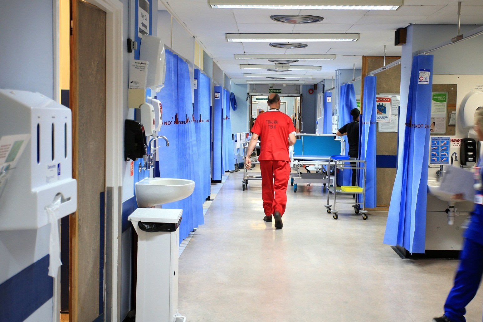 Covid-19 hospital admissions in England fall back below 1,000