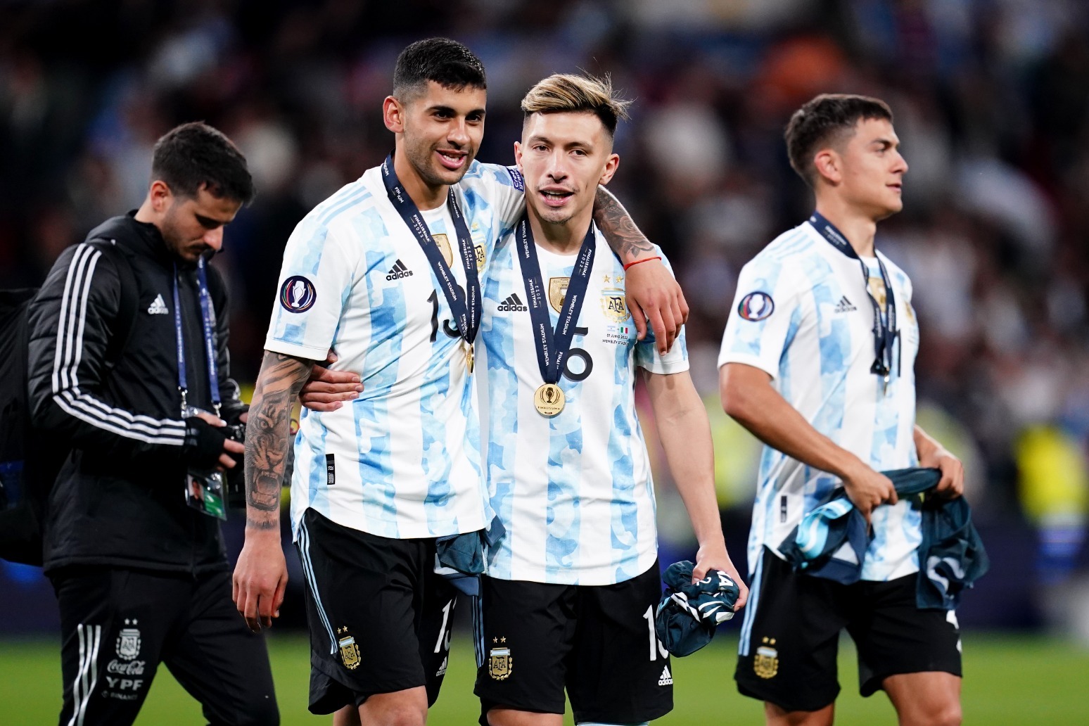 Ajax’s Lisandro Martinez in England to finalise his move to Manchester United