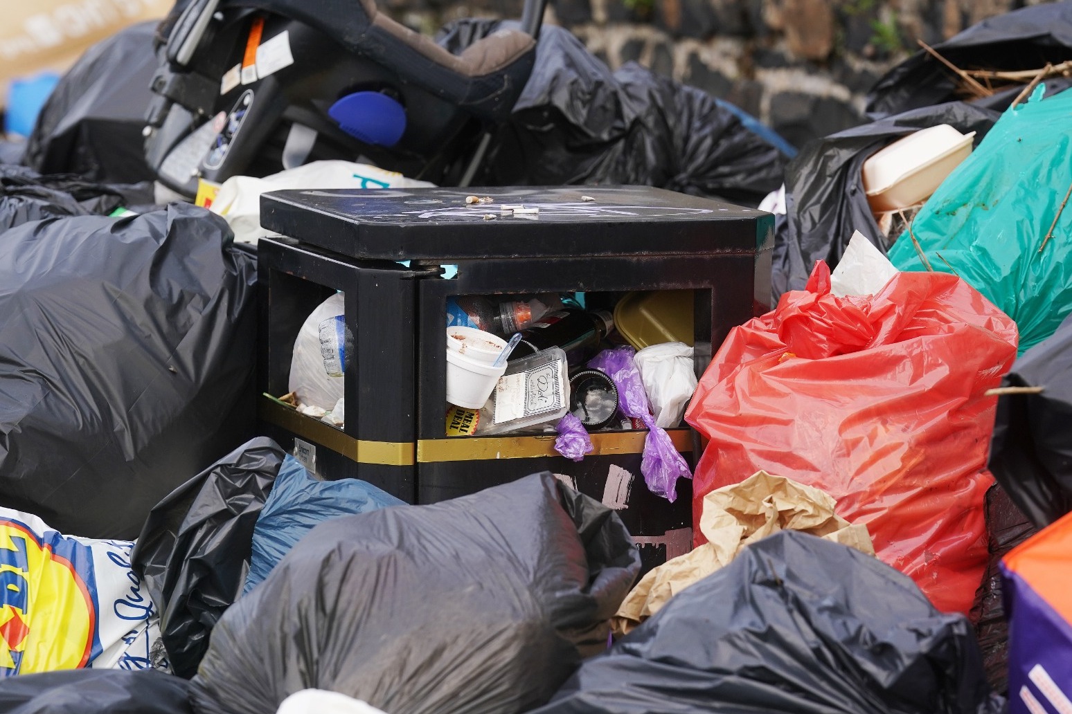 Investigation launched after refuse collector dies on bin round