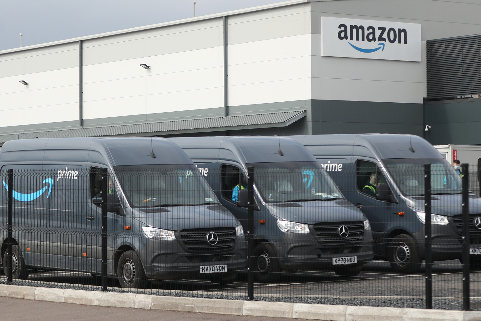 Amazon announces pay rise for UK staff of at least £1 an hour
