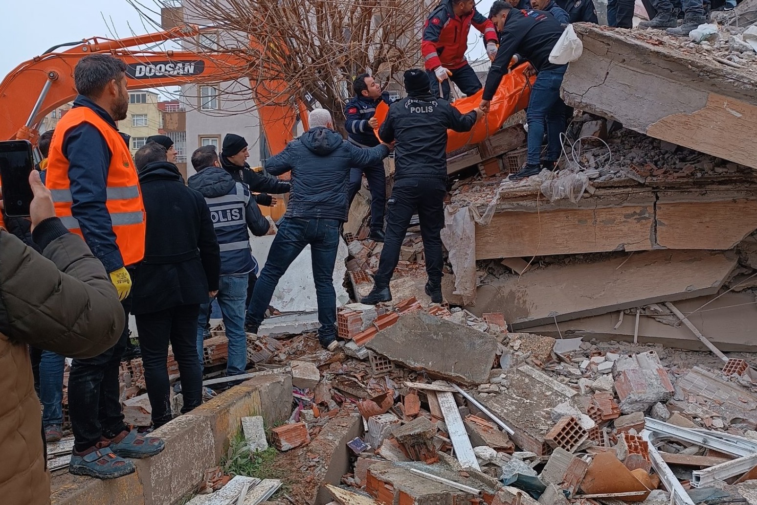 British rescue crew joins search operation in Turkey as death toll soars