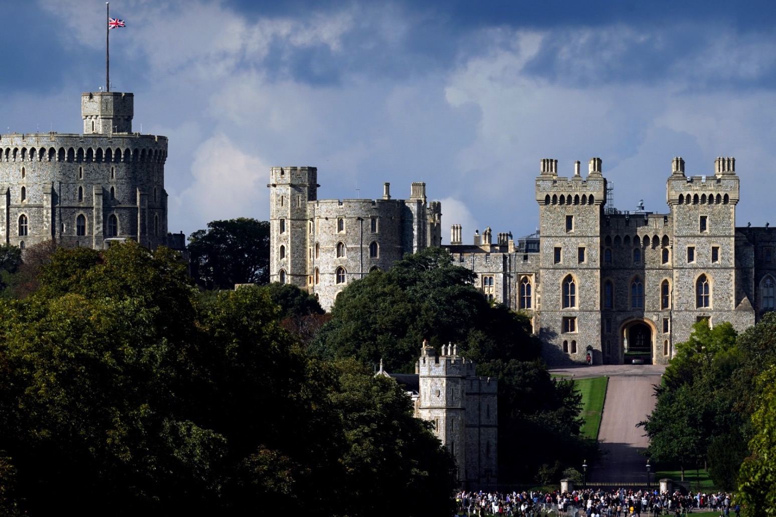 Meghan and Harry join William and Kate on walkabout at Windsor Castle