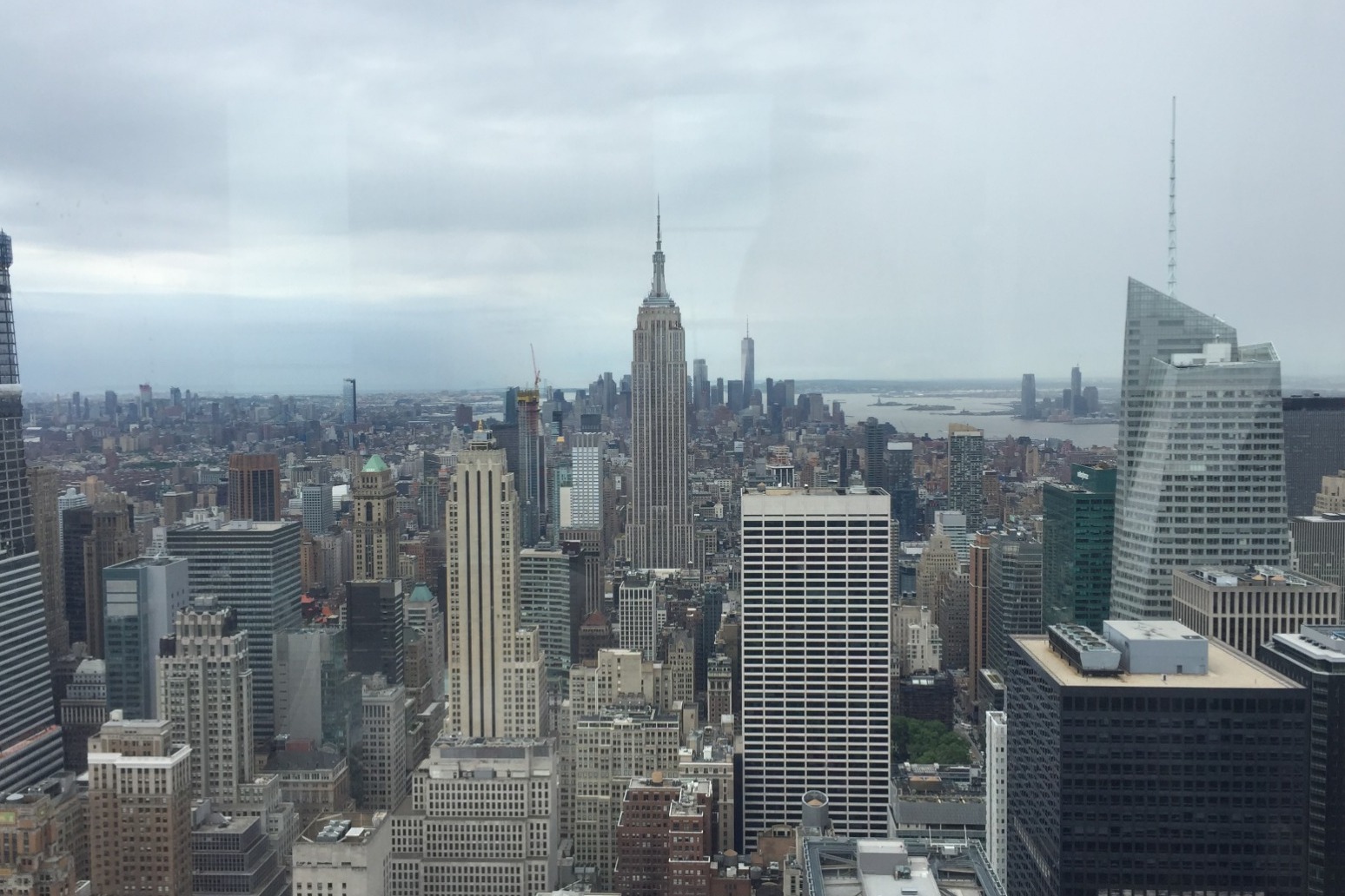 Helicopter crashes on top of Manhattan skyscraper