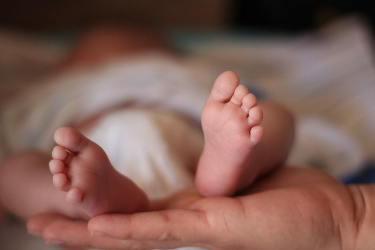 BABY SURVIVES AFTER BEING BORN WITH HEART OUTSIDE BODY