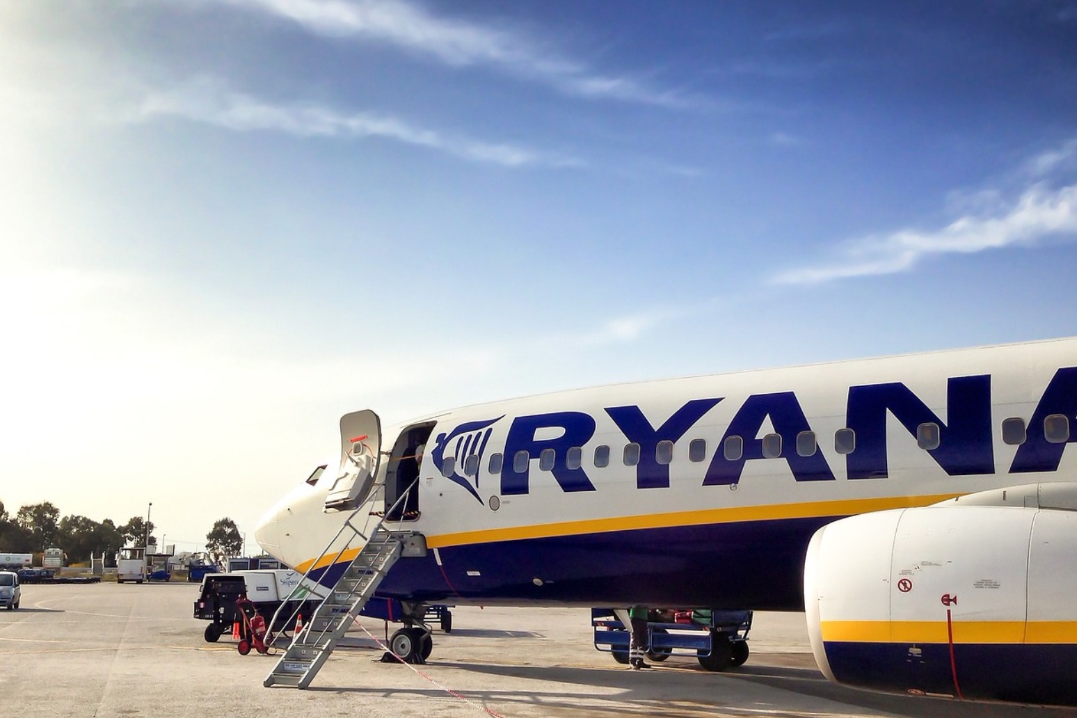 RYANAIR TO MEET WITH CABIN CREW UNIONS