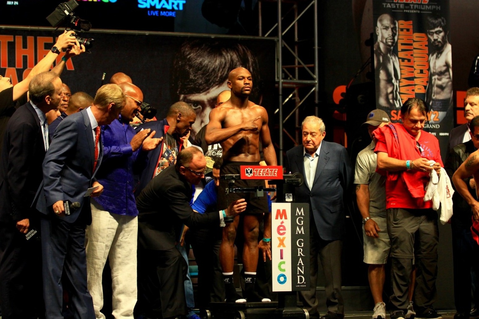 Floyd Mayweather to fight kickboxer on New Years Eve
