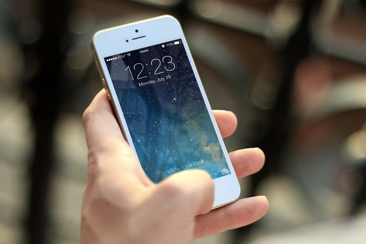 EU to cap cross-border phone prices